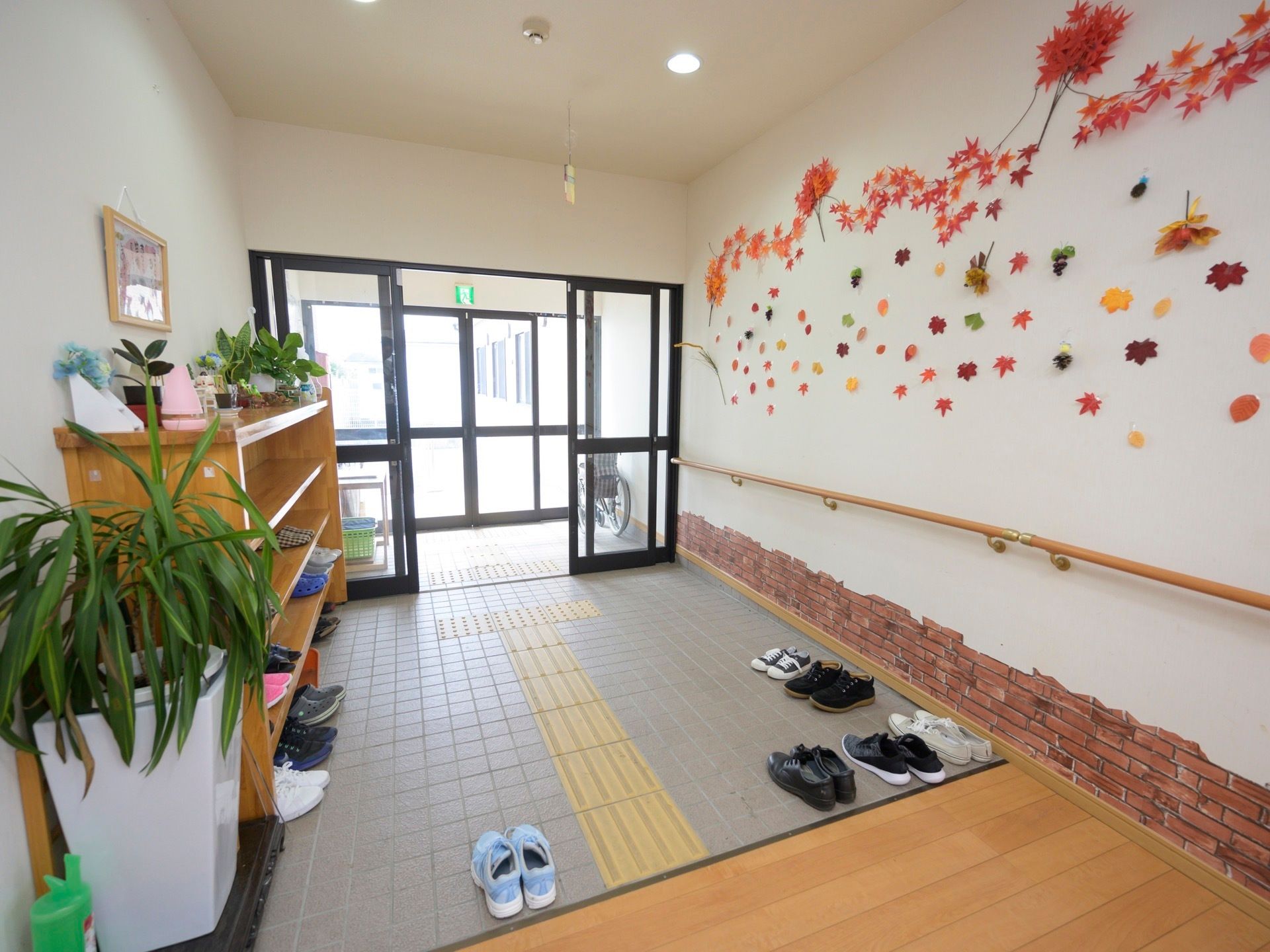 二重の引き戸を抜けると玄関がある。壁には手すりが設置され、たたきと室内には段差のない造りになっている。