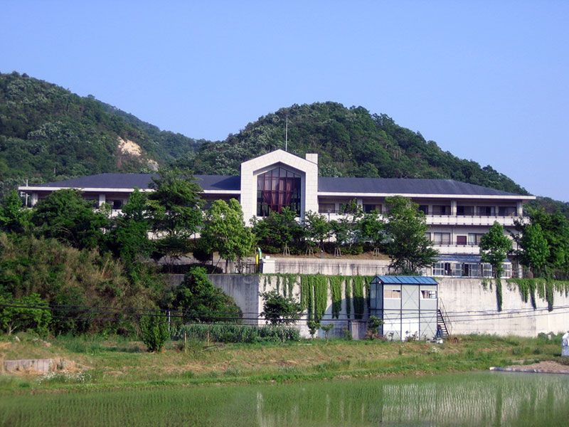 自然に囲まれた建物