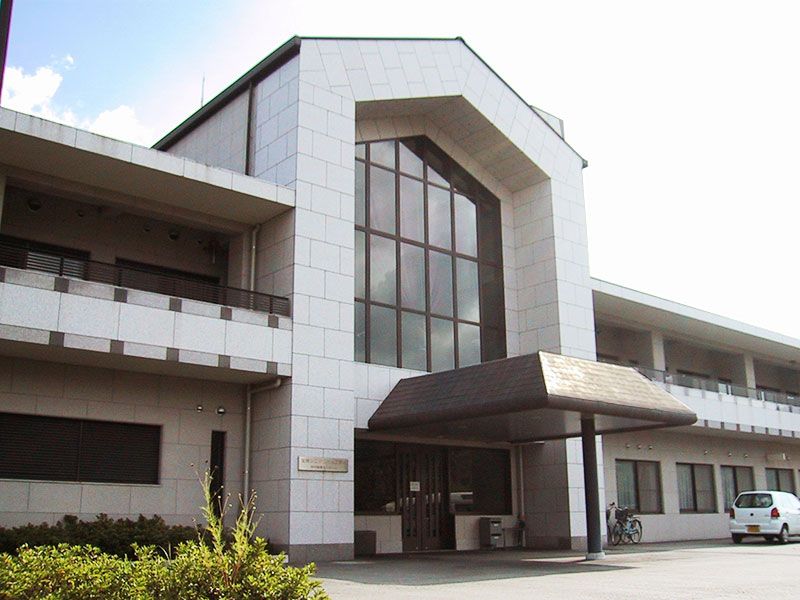 明るい入口の建物正面