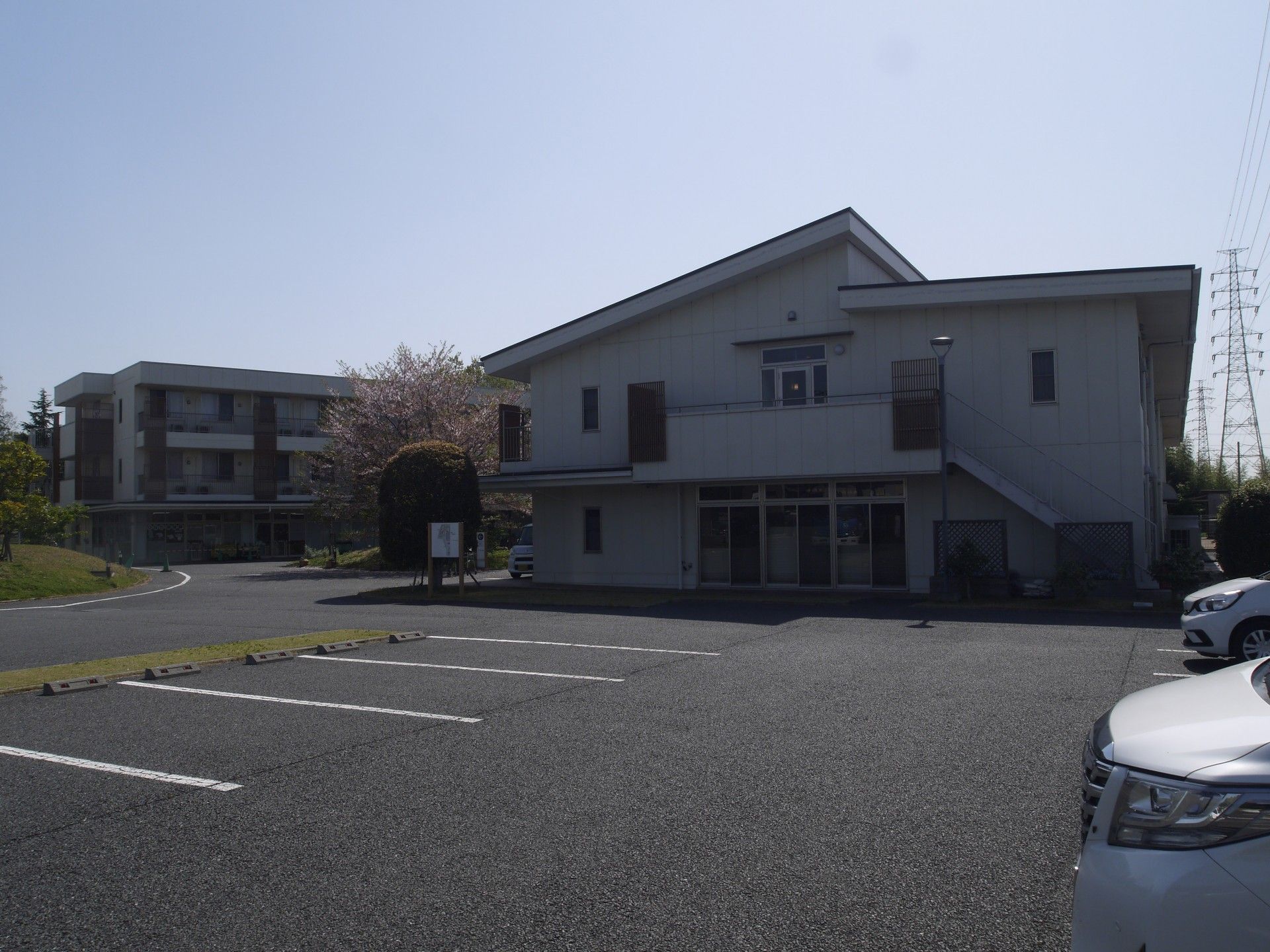 ゆったりとした敷地の施設外観