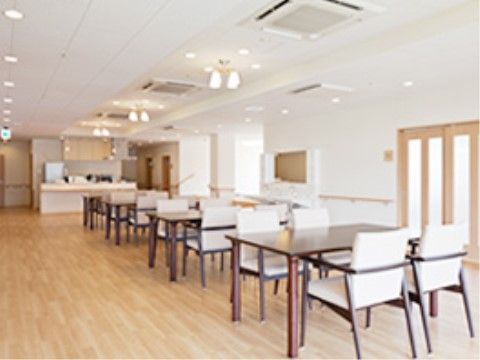 リビングにはカウンターキッチンが備え付けられている。天井に収納棚が取り付けられており、冷蔵庫が置かれている。