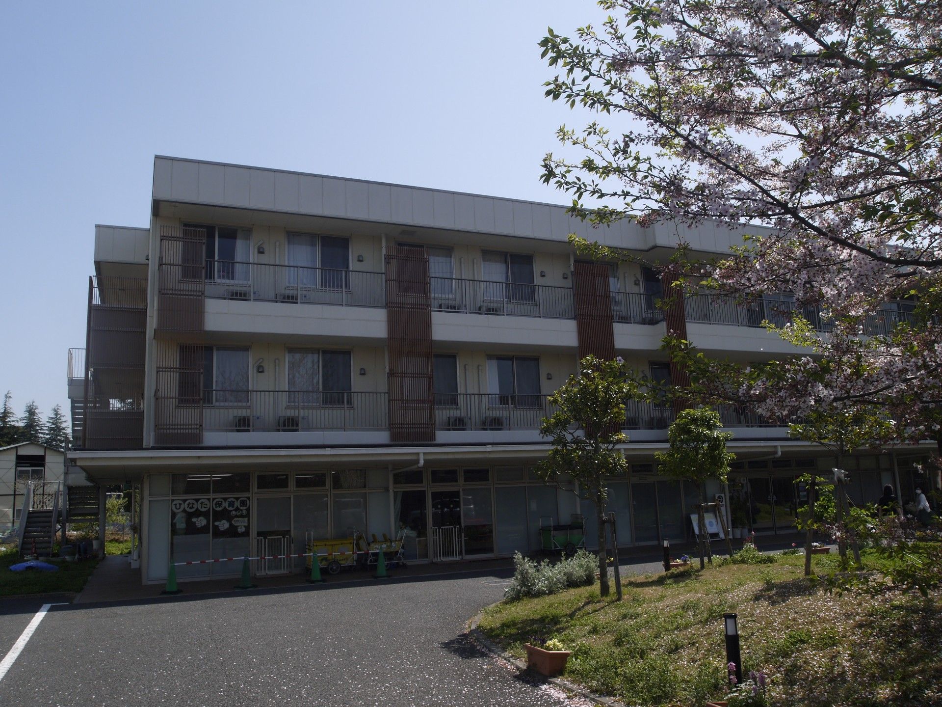 桜並木のある施設外観