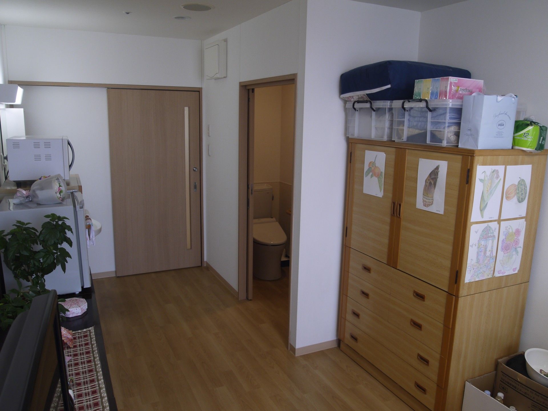 居室の入口と家具