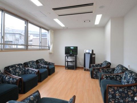 「ウエストライフ南片江」の娯楽設備。入居者様と一緒に楽しく歌えるカラオケ機が備わっている。
