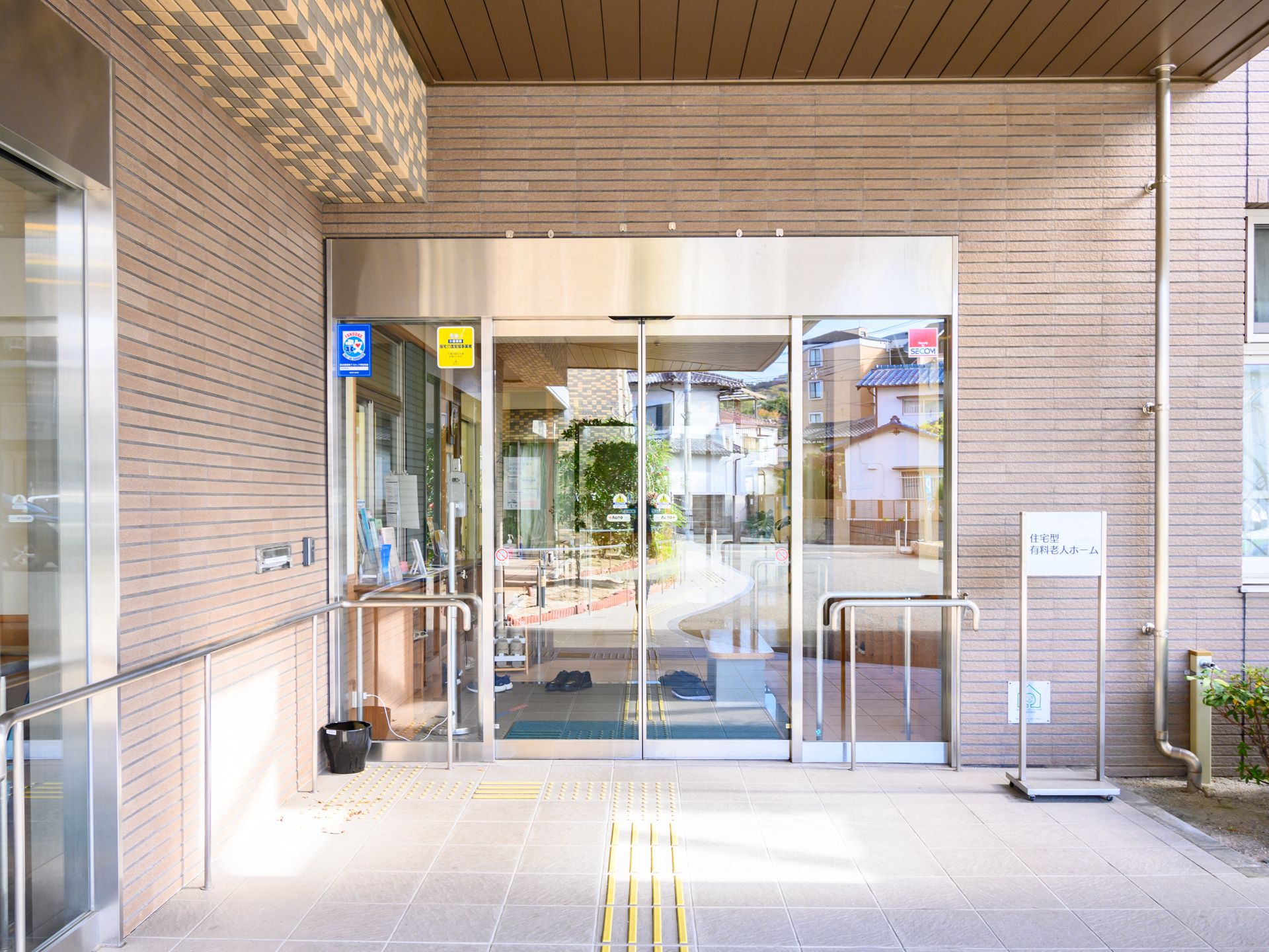 手すりの設置されている玄関