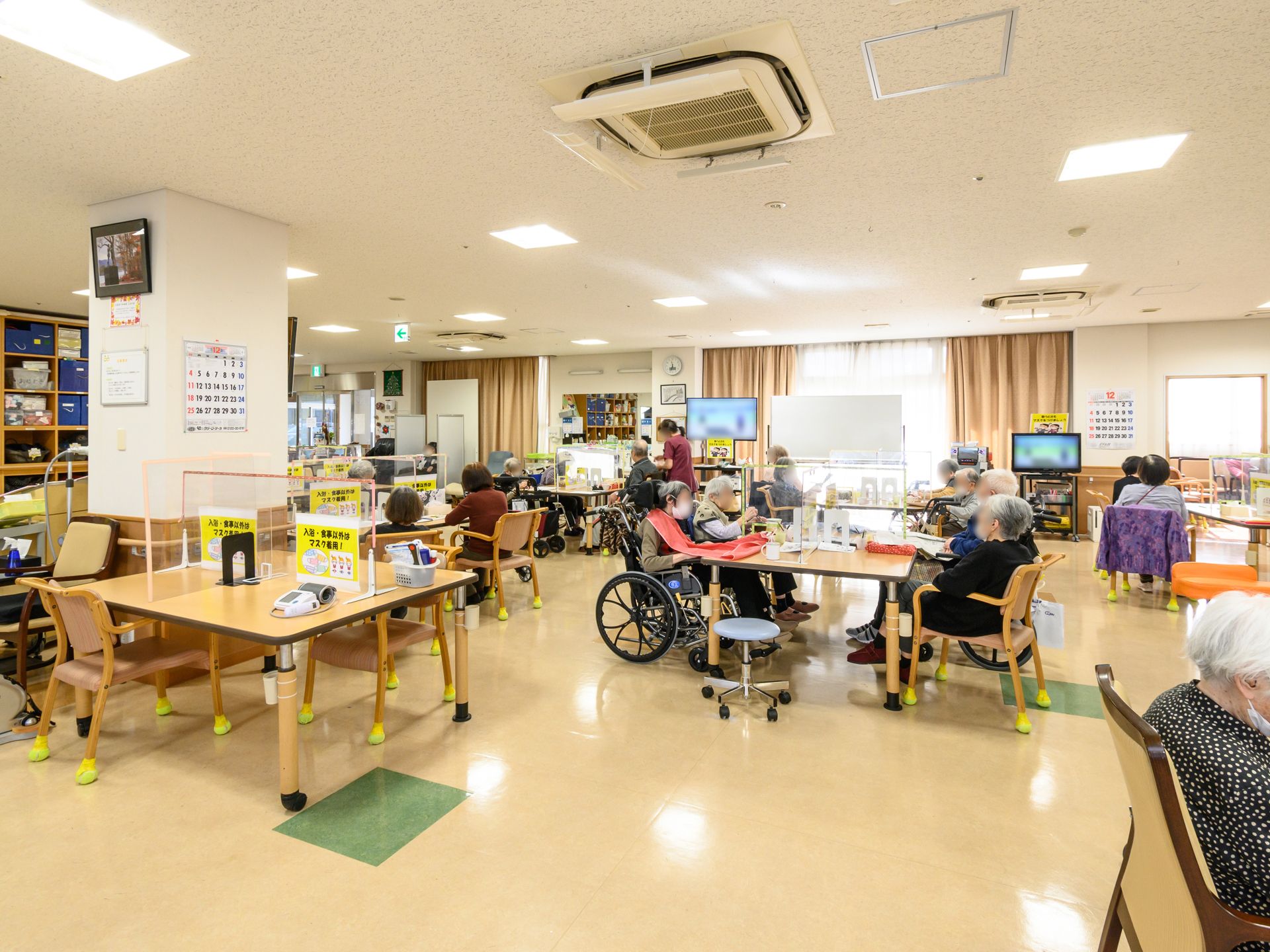 共有エリアで過ごす住人たち