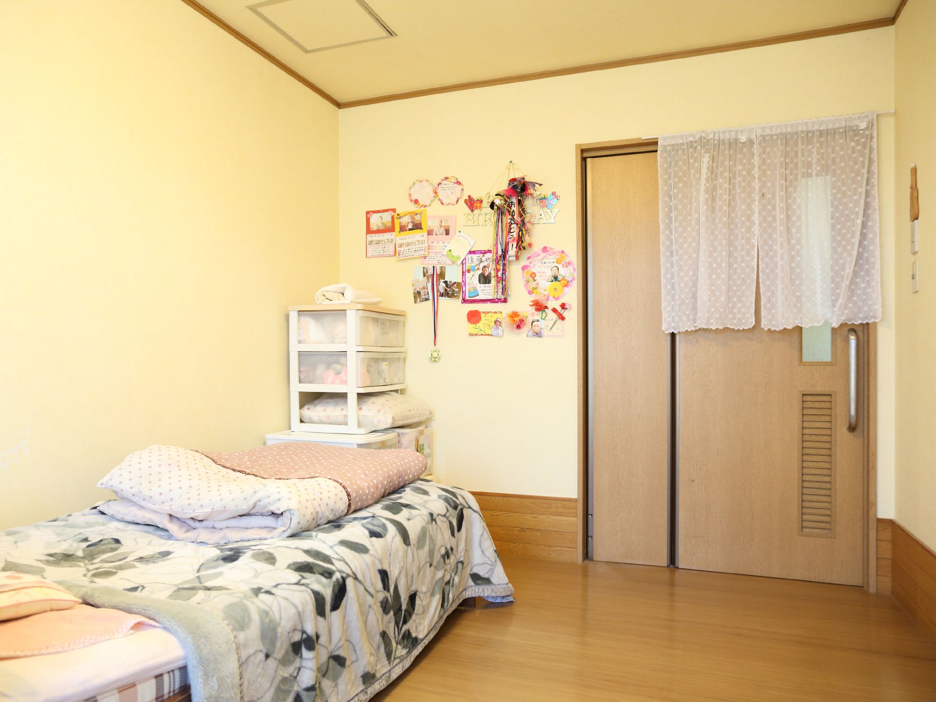 居室の床は段差のないフローリングとなっている。また出入り口の扉は、省スペースな中折れドアを採用している。