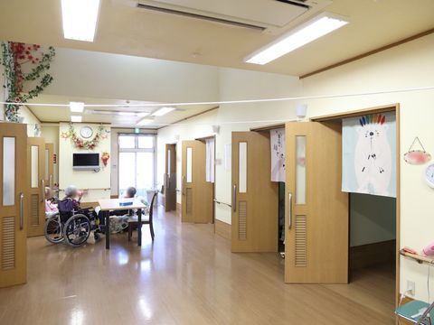 空調設備の整った、居室前に設けられている共用スペース