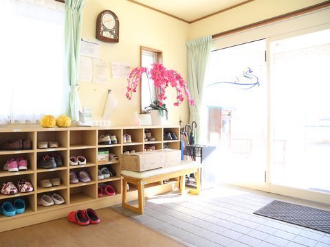 外光がたっぷりと差し込む、開放的な明るいエントランス