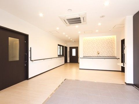 「愛の家グループホーム 蓮田黒浜」のエントランス。エントランスも白を基調とし、広々としているので車椅子の方も移動がしやすい。