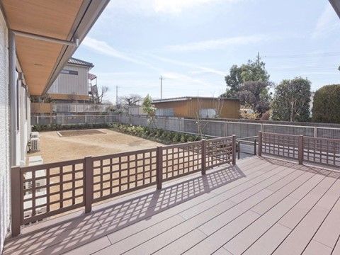 「愛の家グループホーム 蓮田黒浜」のウッドデッキ。天気が良い日には、ひなたぼっこができる。