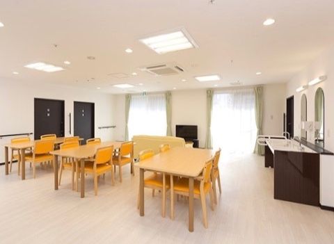 「愛の家グループホーム 蓮田黒浜」のリビング。テーブルの高さから椅子、洗面台も入居者様を想定した作りをしている。