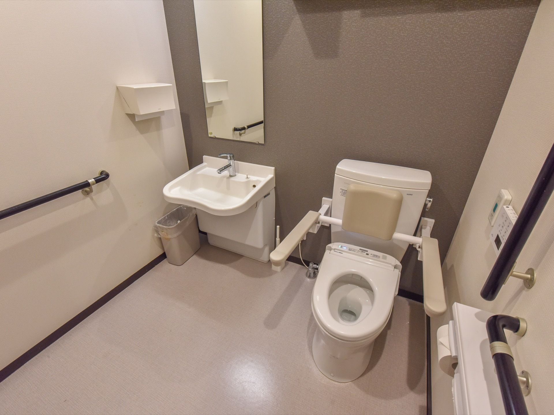 車椅子対応の広いトイレは、介護用便座を使用し壁にはナースコールを取り付け、移動箇所には手すりもある安全性の高い空間になっている。
