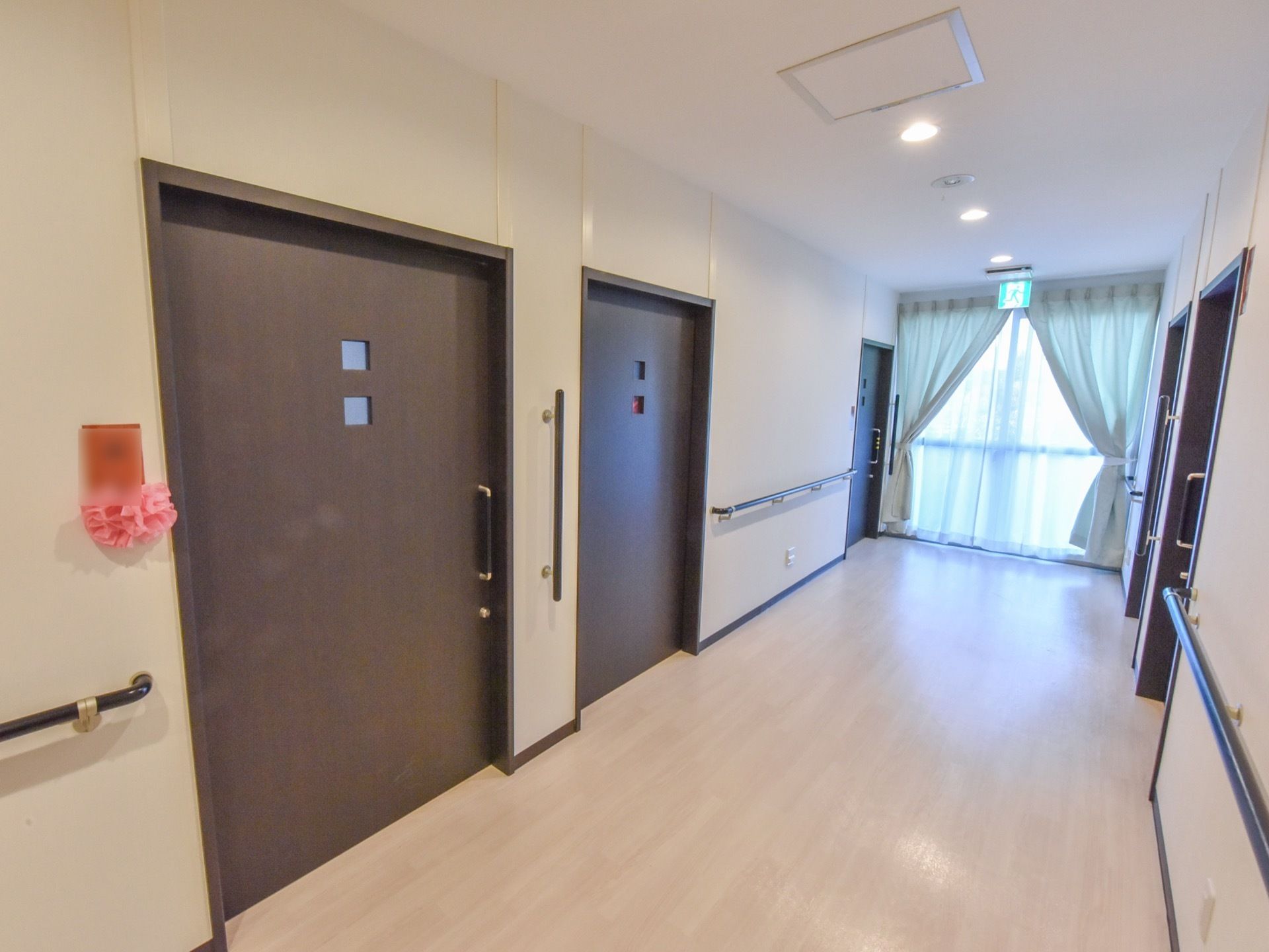 ガラス戸がある廊下は、日光が注ぎ気持ち良い空間になっている。また、幅もゆったりしているので、車椅子も安心して移動できる。