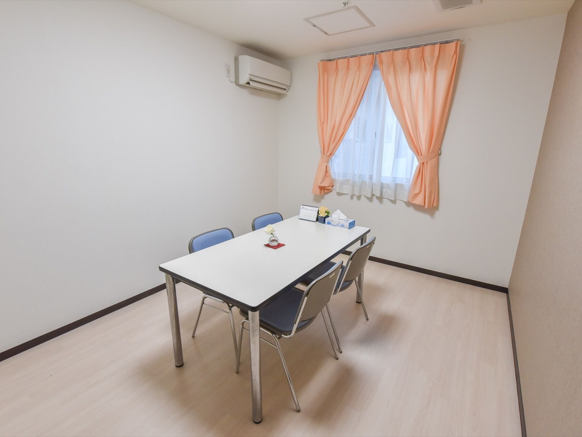 気密性のある個室は、スタッフとご家族との面談に使われたり、入居者様がご家族だけでプライベートな時間を過ごしたい時にも使用している。