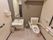 介護用便座を採用しているトイレは、横に洗面台があり壁には大きな鏡を設置。壁にはナースコールを備え付けた広い空間になっている。