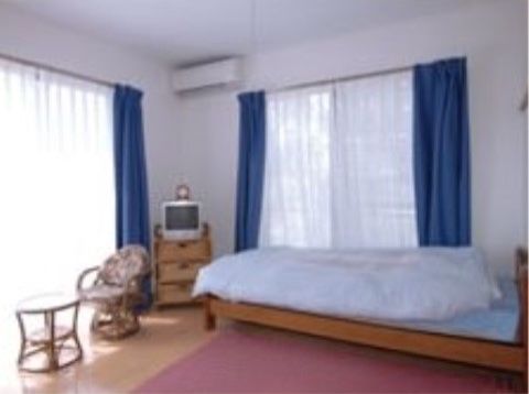 ２面に掃き出し窓がある、広い居室がある。ベッドや椅子など好みの家具を置くことができ、プライベートな時間を快適に過ごすことができる。
