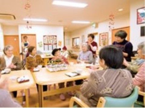 リビングのテーブルを囲んで、談笑を楽しむ女性入居者様たち
