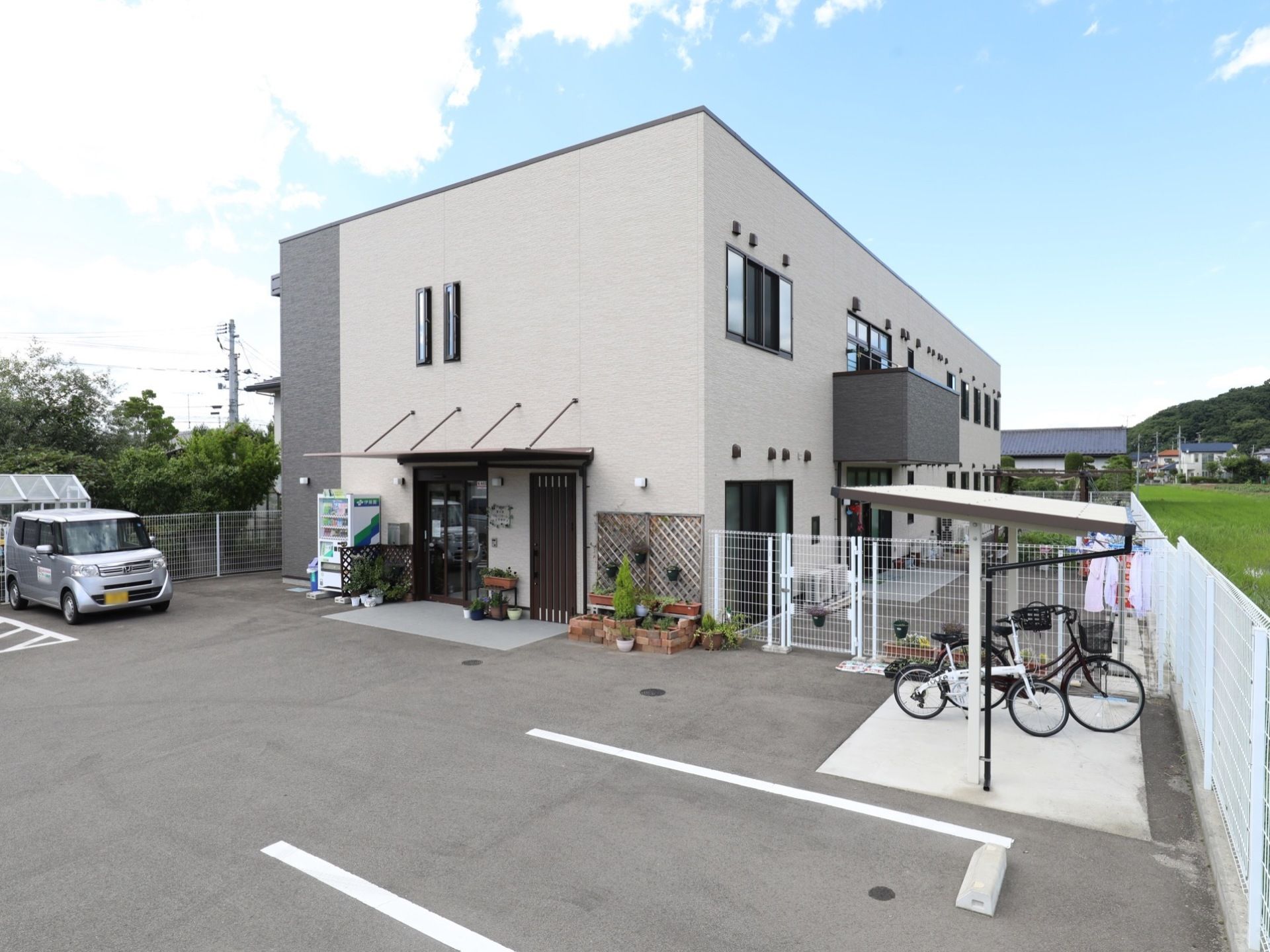 施設の前面に広い駐車場を完備している。駐輪スペースも設けられており、安全な車移動と入居者様の車への乗降ができる。