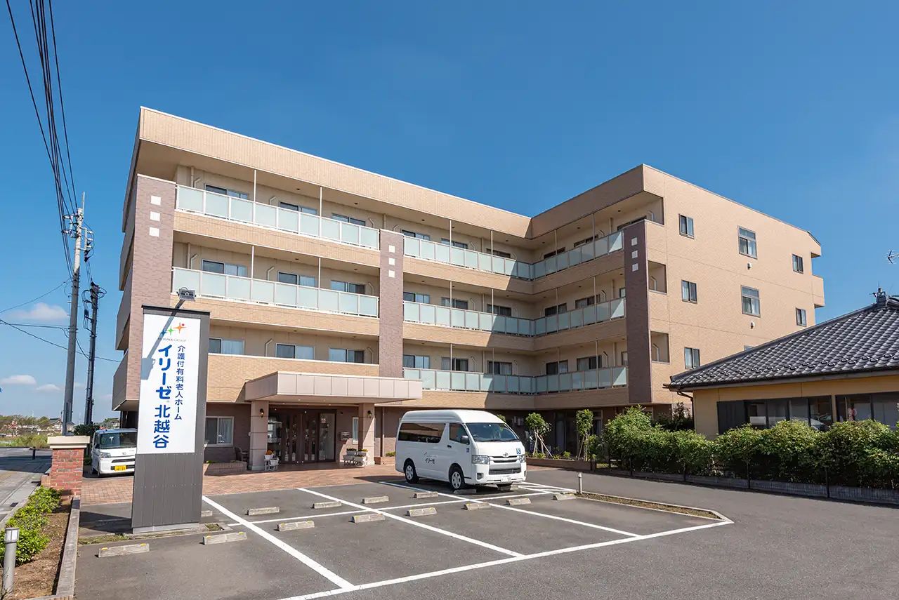 銭湯のような広い浴槽である。浴槽の出入りには手すりのついた階段がある。洗い場に椅子がいくつか置かれている。