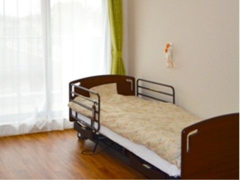 施設内は全室個室で、全ての部屋にはナースコールが設置されている。窓からは明るい陽射しがたっぷりと入ってくる。