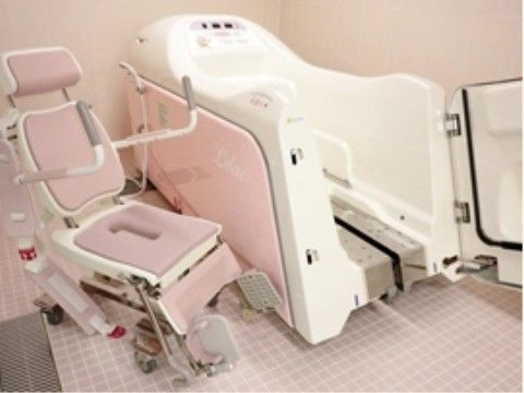 お一人での入浴が不安な入居者様は、スタッフの介助で安心して入れる機械浴室があり、安全にお風呂に入ることができる。