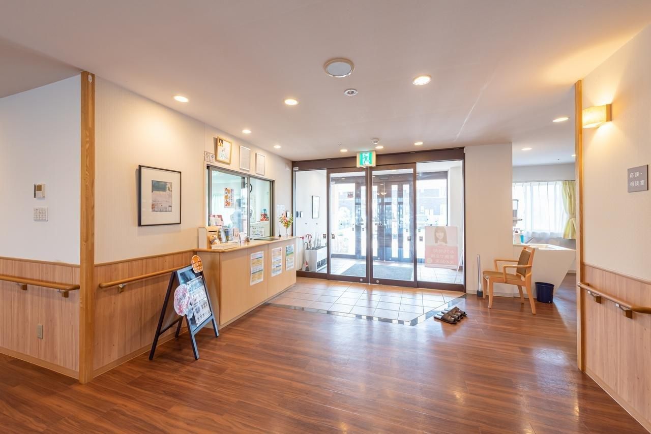 敷地の入り口にレンガ造りの柱が二本立っている。通路は多色使いのタイル張りで、駐車スペースはアスファルトである。