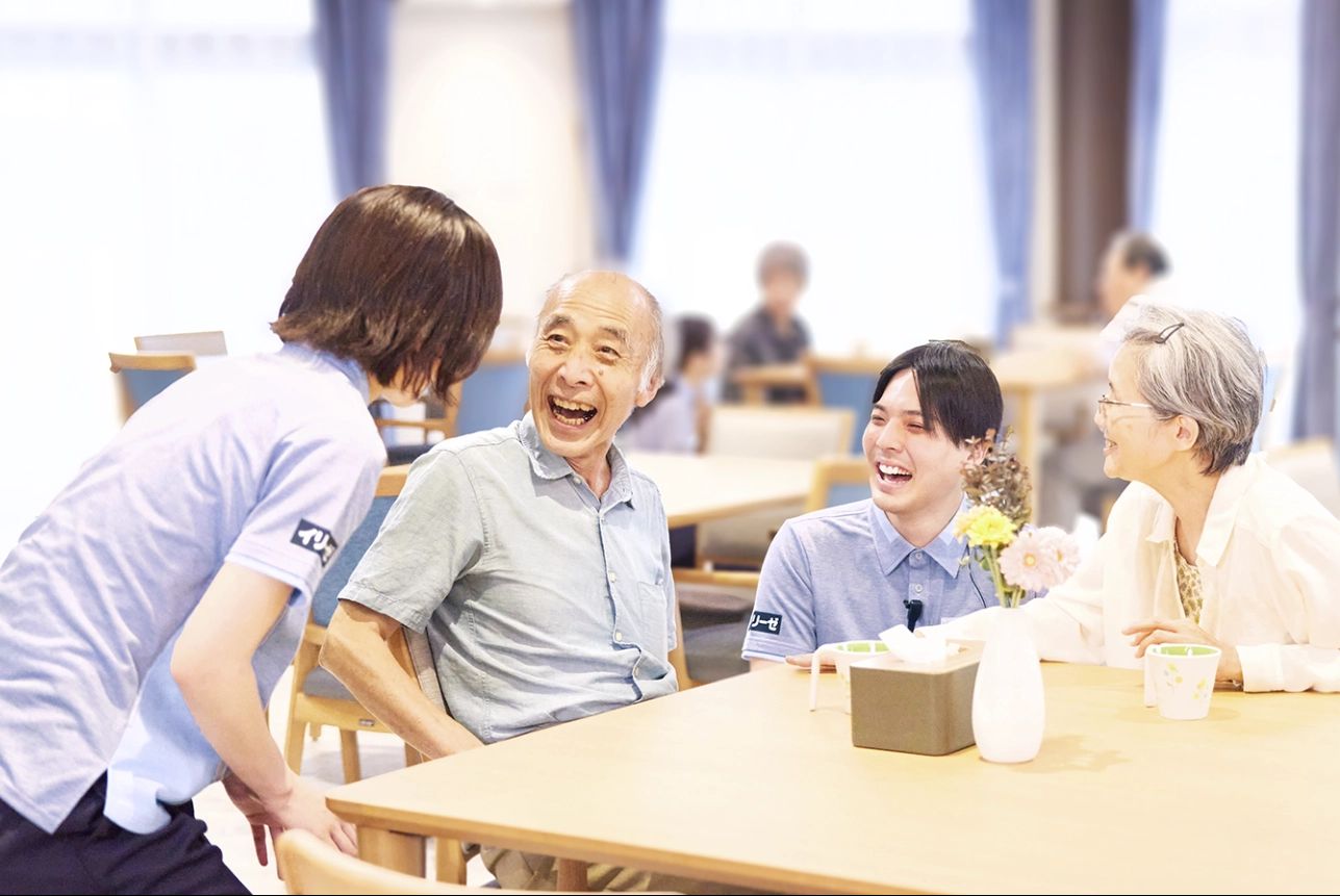 たくさんの照明が設置されている、明るく開放的な食堂