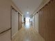 明るく広々とした廊下
