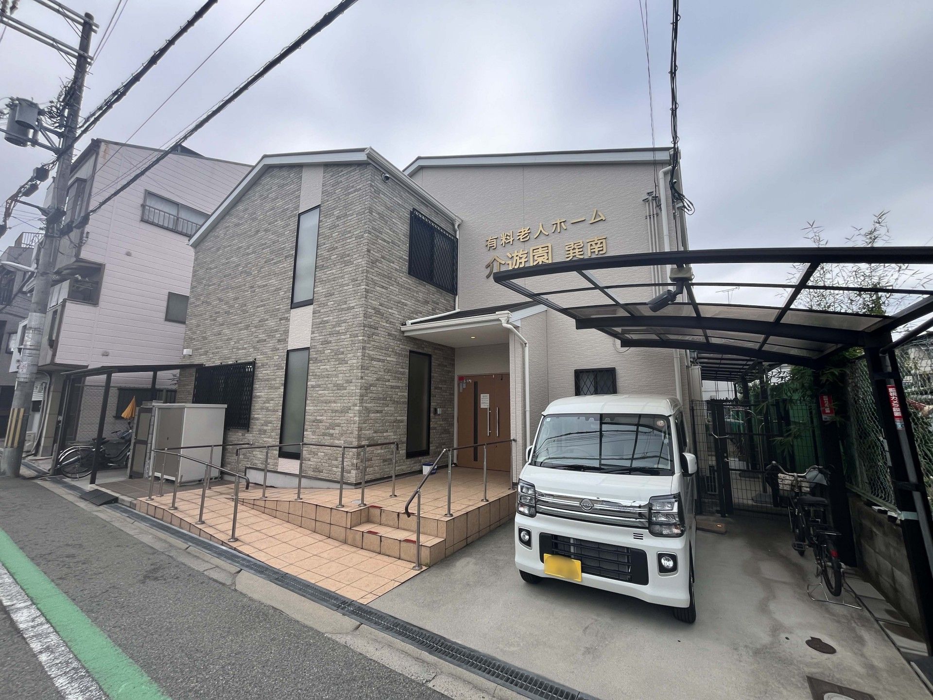 建物の外観と駐車場