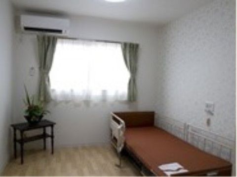 フローリングの部屋で、エアコンも完備され快適な温度で生活できる。ナースコールが設置され、いつでもスタッフを呼ぶことができる。