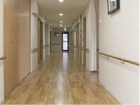 通路の両側に手すりが取り付けられており、車椅子をご利用の方や足腰に不安のある方がスムーズに移動できる。