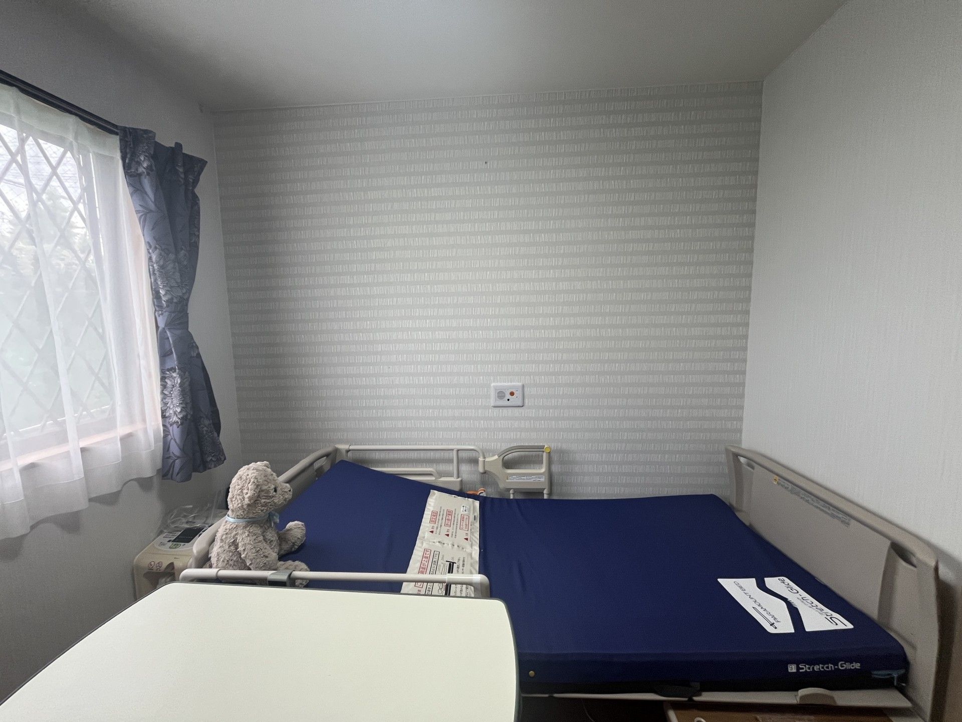 ぬいぐるみが置かれたベッド