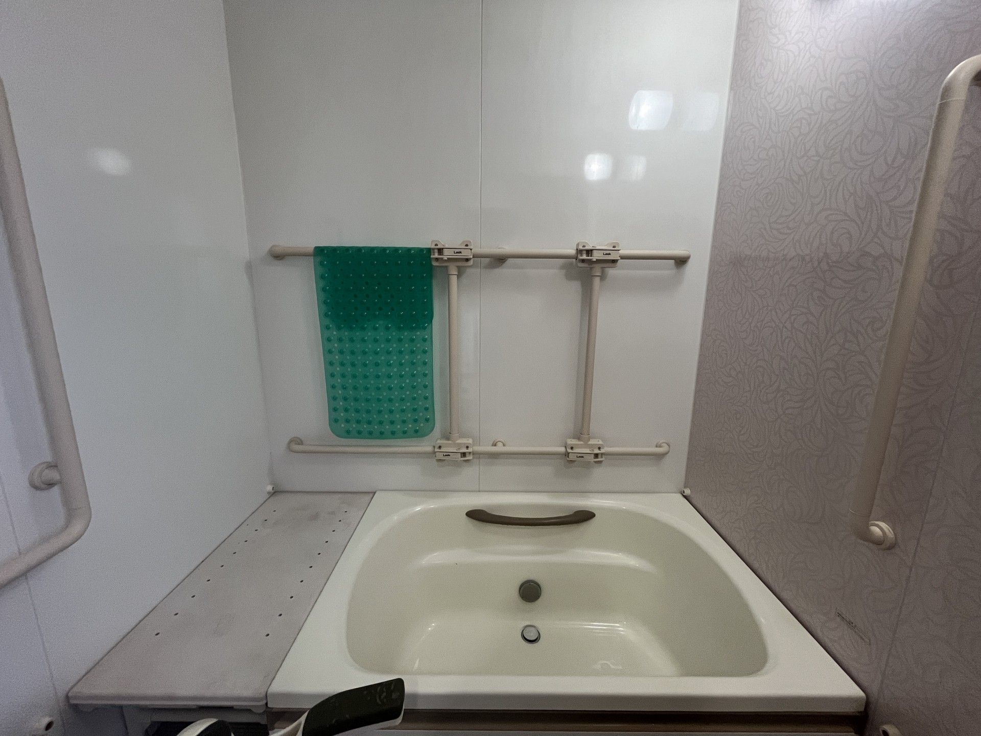 手すり付きの浴槽
