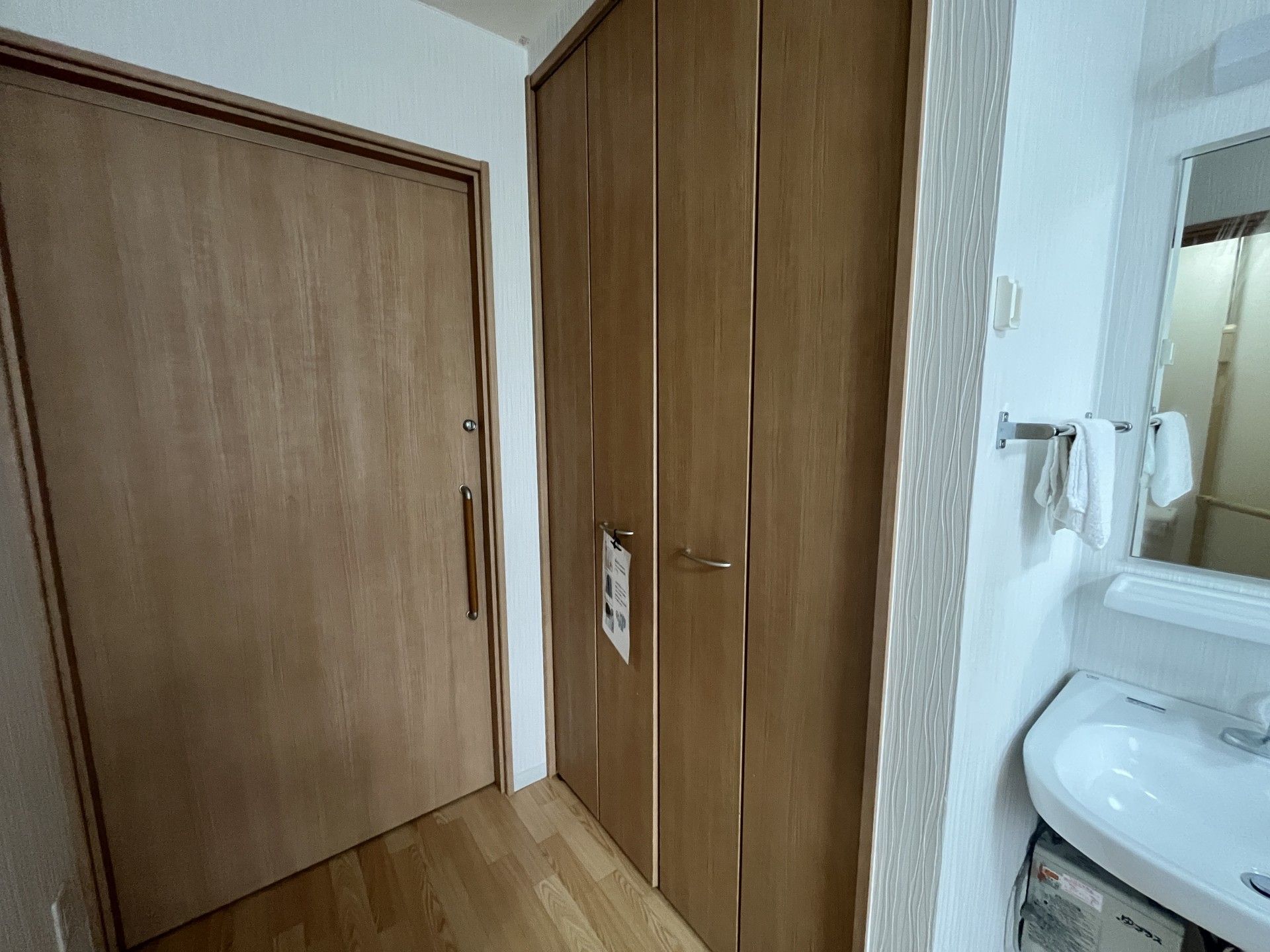 木製扉と洗面台の一角