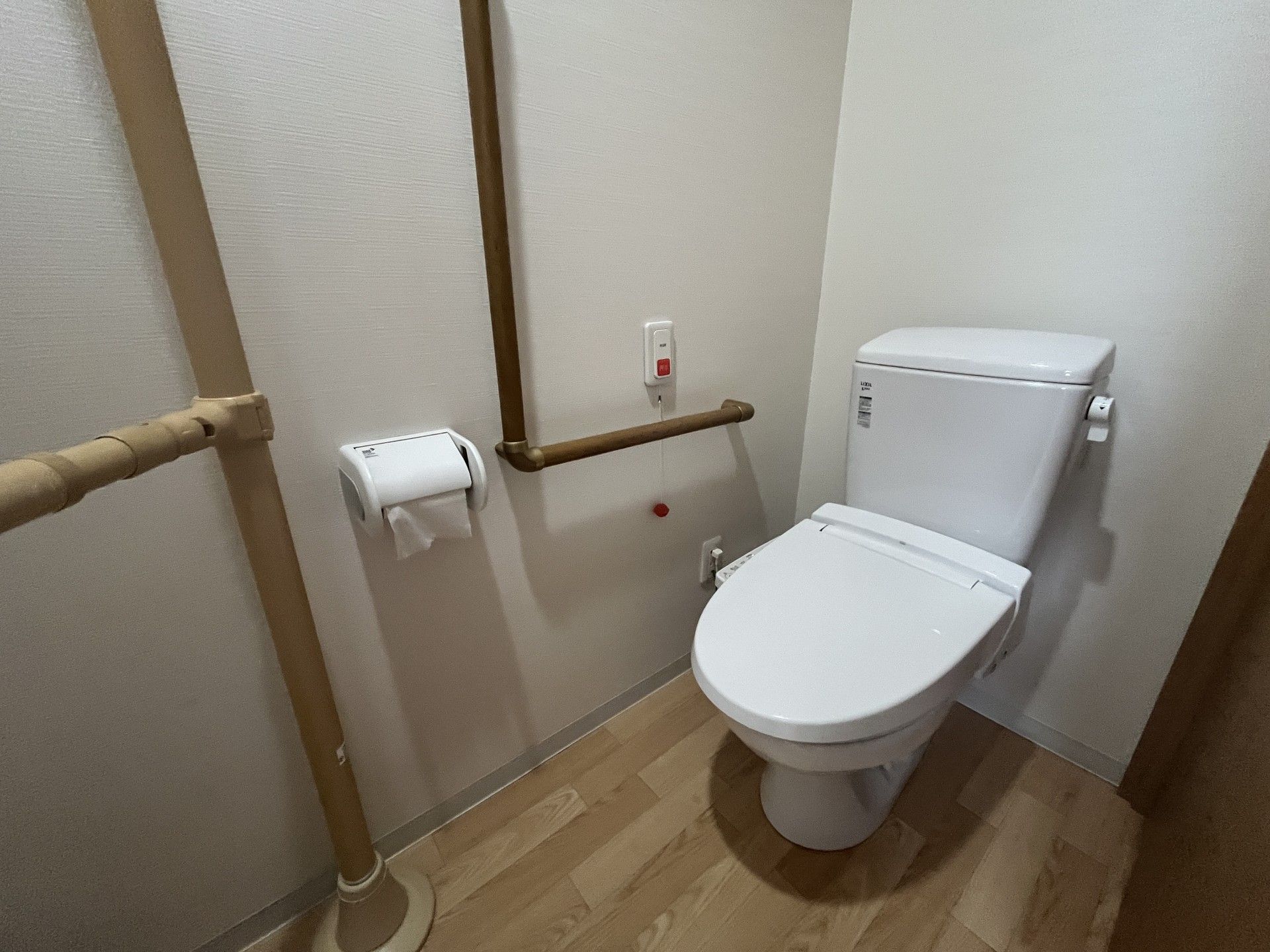 手すり付きのトイレ