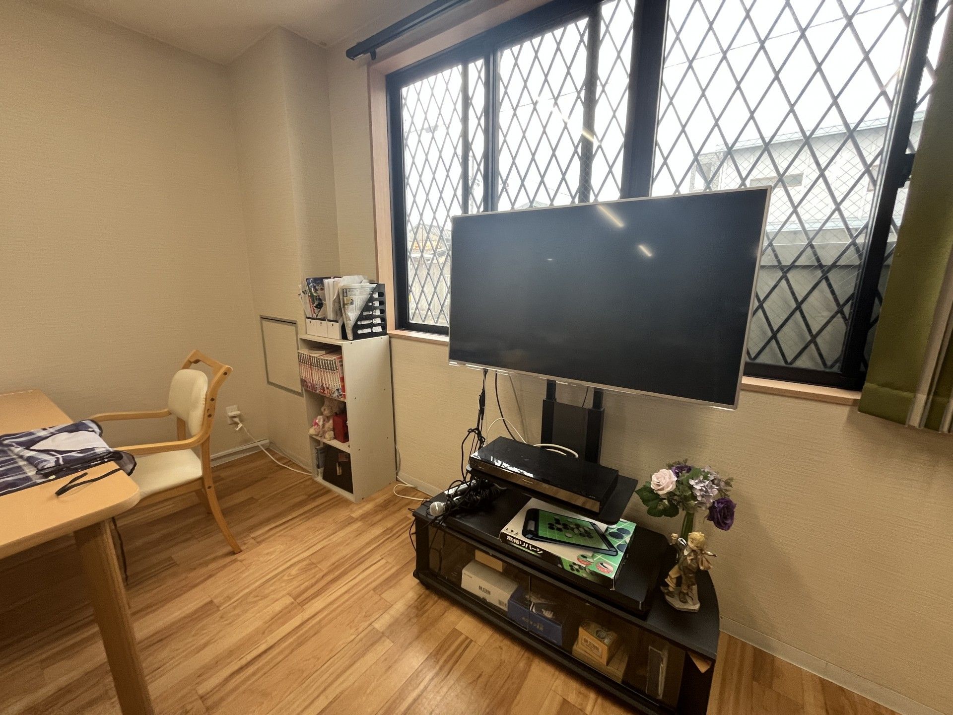 テレビと椅子のある部屋