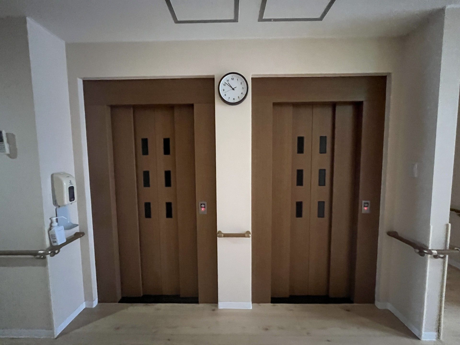 エレベーター前の廊下