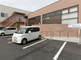 介護施設の外観と駐車場