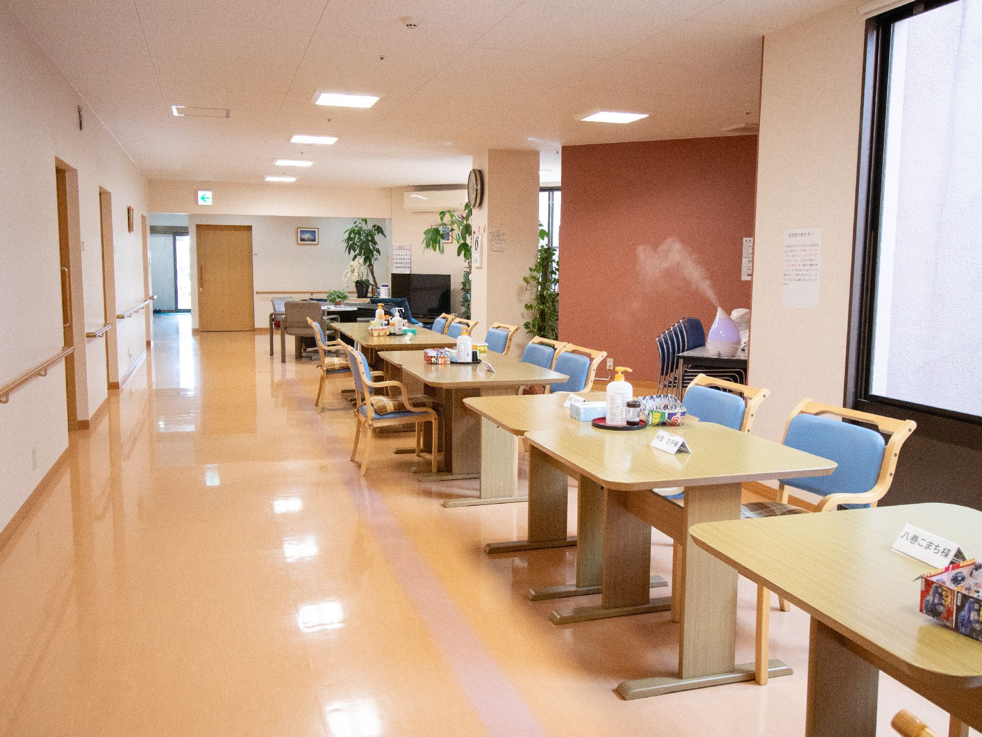 居室前の廊下に等間隔で並べられている、名札の置かれたテーブル