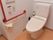 ウォシュレット付きのトイレがあるので、清潔である。手すりと呼び出しボタンも付いているので、安心してに利用できる。