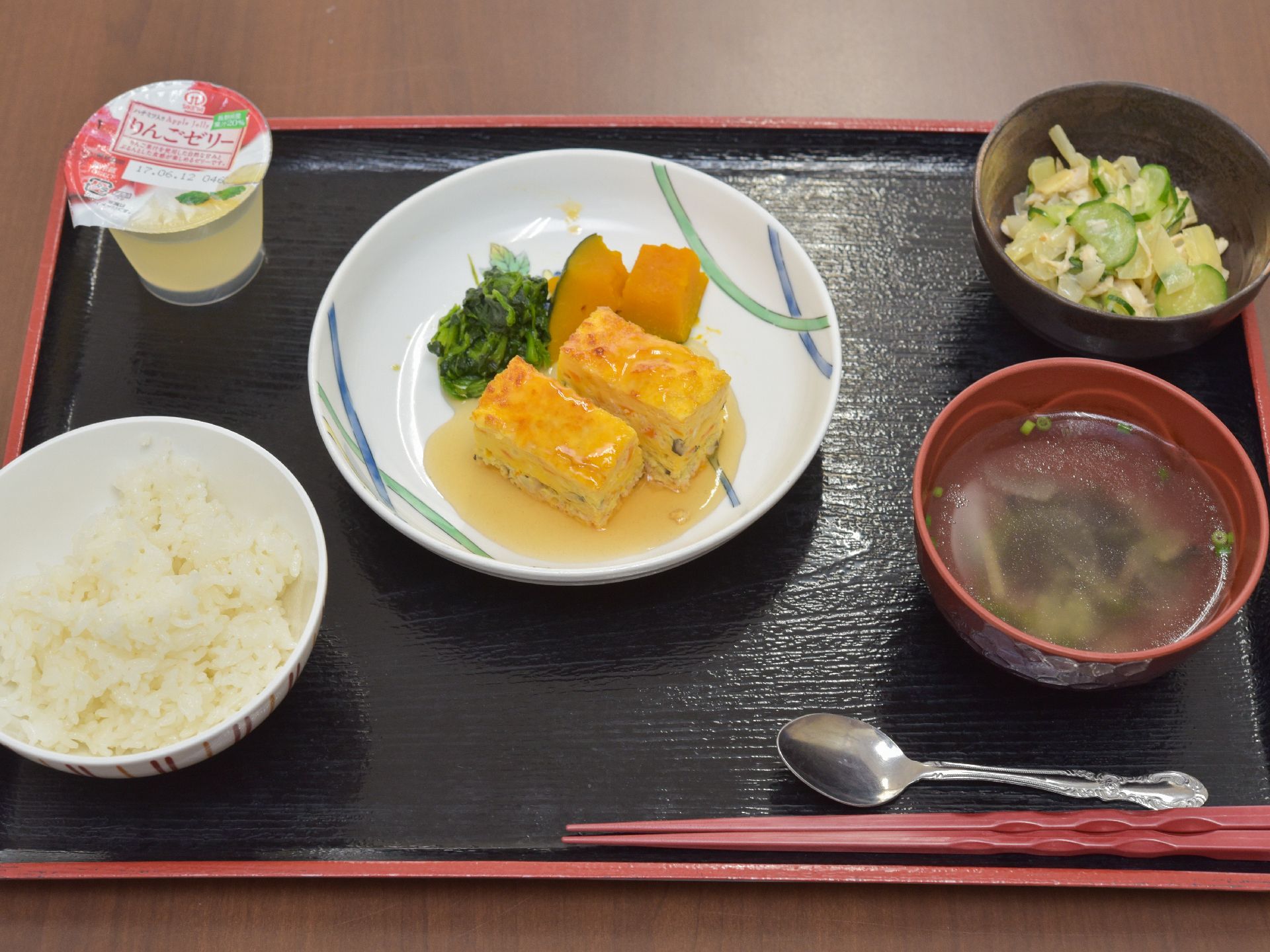 施設専属の栄養士の指導のもと、四季折々の食材を使用した栄養バランスのとれた美味しい食事を提供している。
