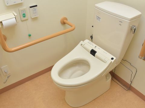 手すりと呼び出しボタンも付いているので、安心してに利用でき、ウォシュレット付きのトイレがあるので、清潔である。