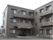 落ち着いたこげ茶色の３階建ての施設は、マンションのような造りとなっている。入居者様が普段と変わらない生活ができるよう配慮している。