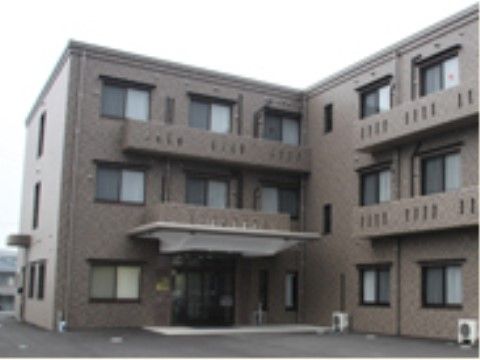 ３階建てでしっかりした作りの施設。日当たりの良い居室は全て個室となっており、プライベートに配慮している。