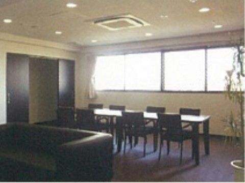 長めのテーブルや椅子、ソファがある。ドアも含め、落ち着いた色合いのものを揃えていて、ゆったりと過ごすことができる。