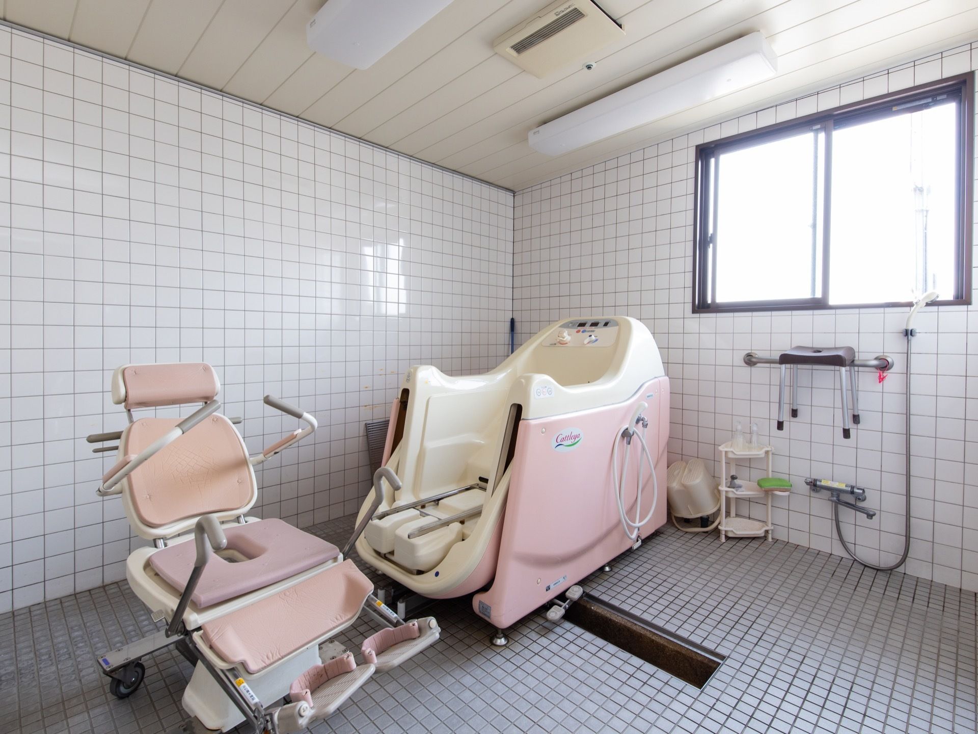 広々としたタイル張りの浴室に、特殊入浴装置が用意されている。高い位置の窓から外光が射し込んでいて明るい。