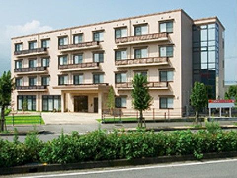 施設の入口前には開放的なスペースが確保されている。また、施設は幅の広い歩道沿いに建てられており、歩道には街路樹が緑豊かに茂っている。