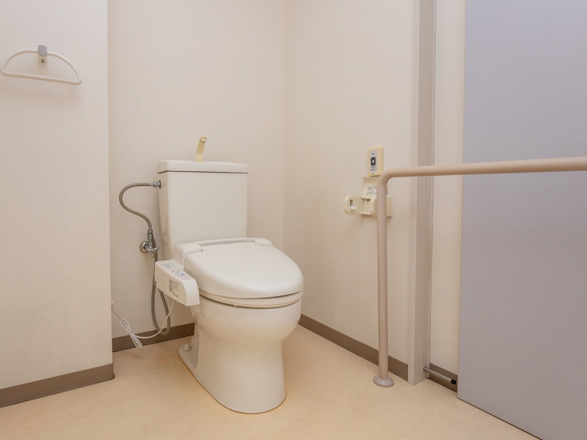 トイレには温水洗浄便座器が完備されている。スライド式扉から手すり伝いに移動できるので、どなた様も安全である。