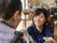 若い女性スタッフが入居者様と笑顔で会話をしている様子である。入居者様と目線の高さを合わせ、親身に接しているのがわかる。